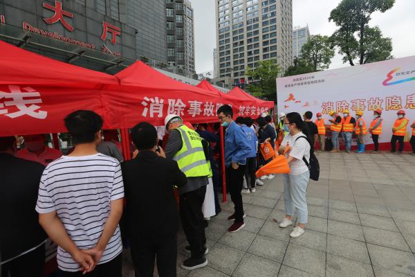 消除事故隐患，筑牢安全防线——高新区开展全国第19个安全生产月咨询日现场宣传活动